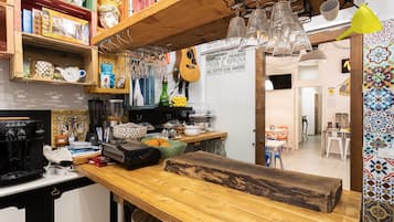Full-sized fridge, microwave, oven, stovetop