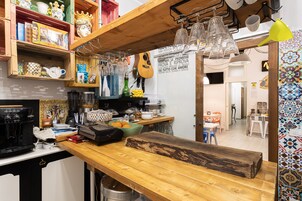 Full-size fridge, microwave, oven, stovetop