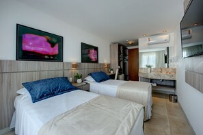 Deluxe Triple Room, Sea View | Minibar, in-room safe, desk, blackout curtains - Hotel da Villa (Fortaleza)