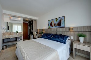 Phòng đôi Deluxe, quang cảnh biển | Minibar, két bảo mật tại phòng, bàn, màn/rèm cản sáng 