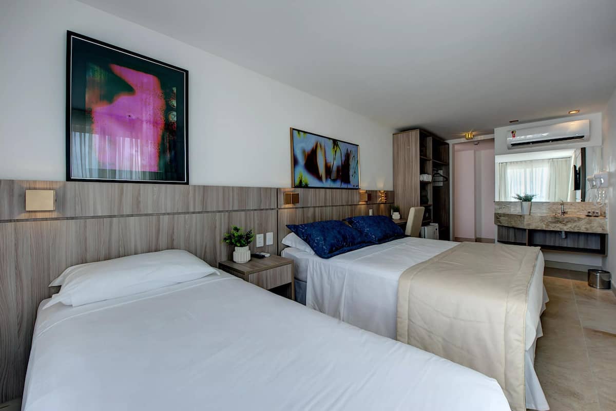 Een minibar, een kluis op de kamer, een bureau, verduisterende gordijnen