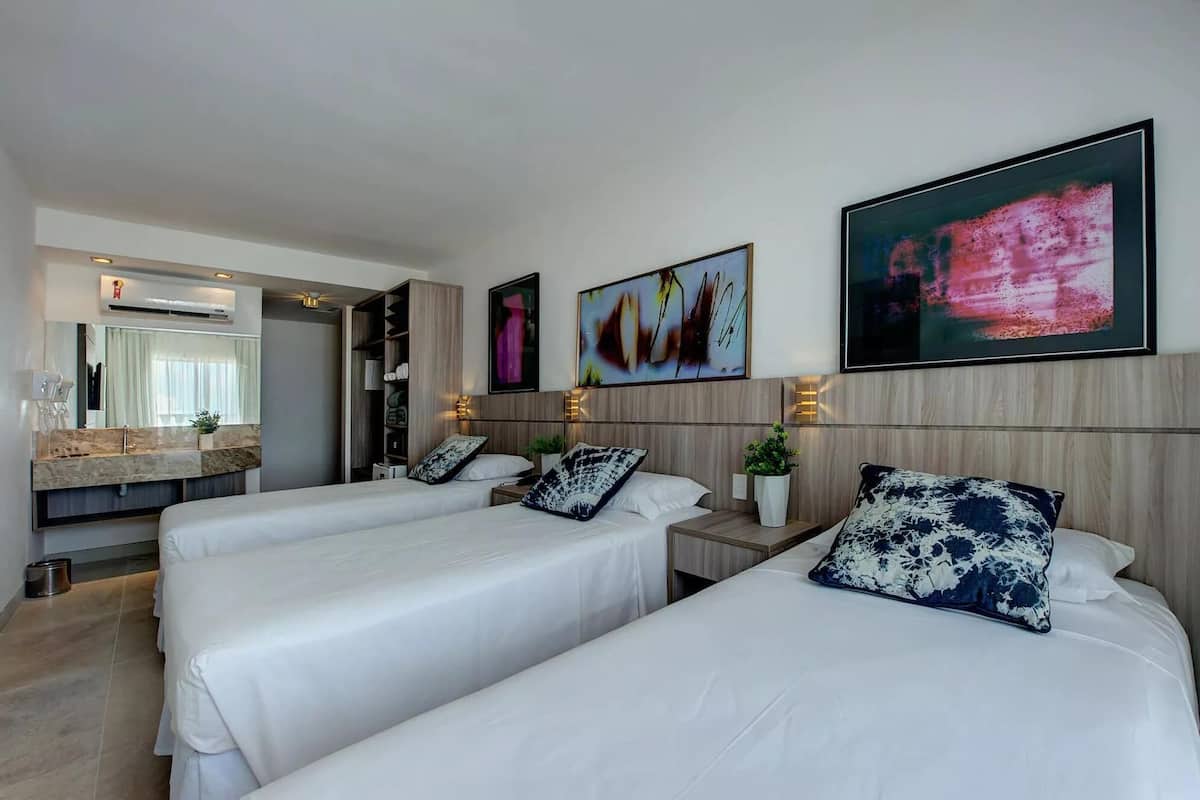 1 quarto, frigobar, cofres nos quartos, escrivaninha