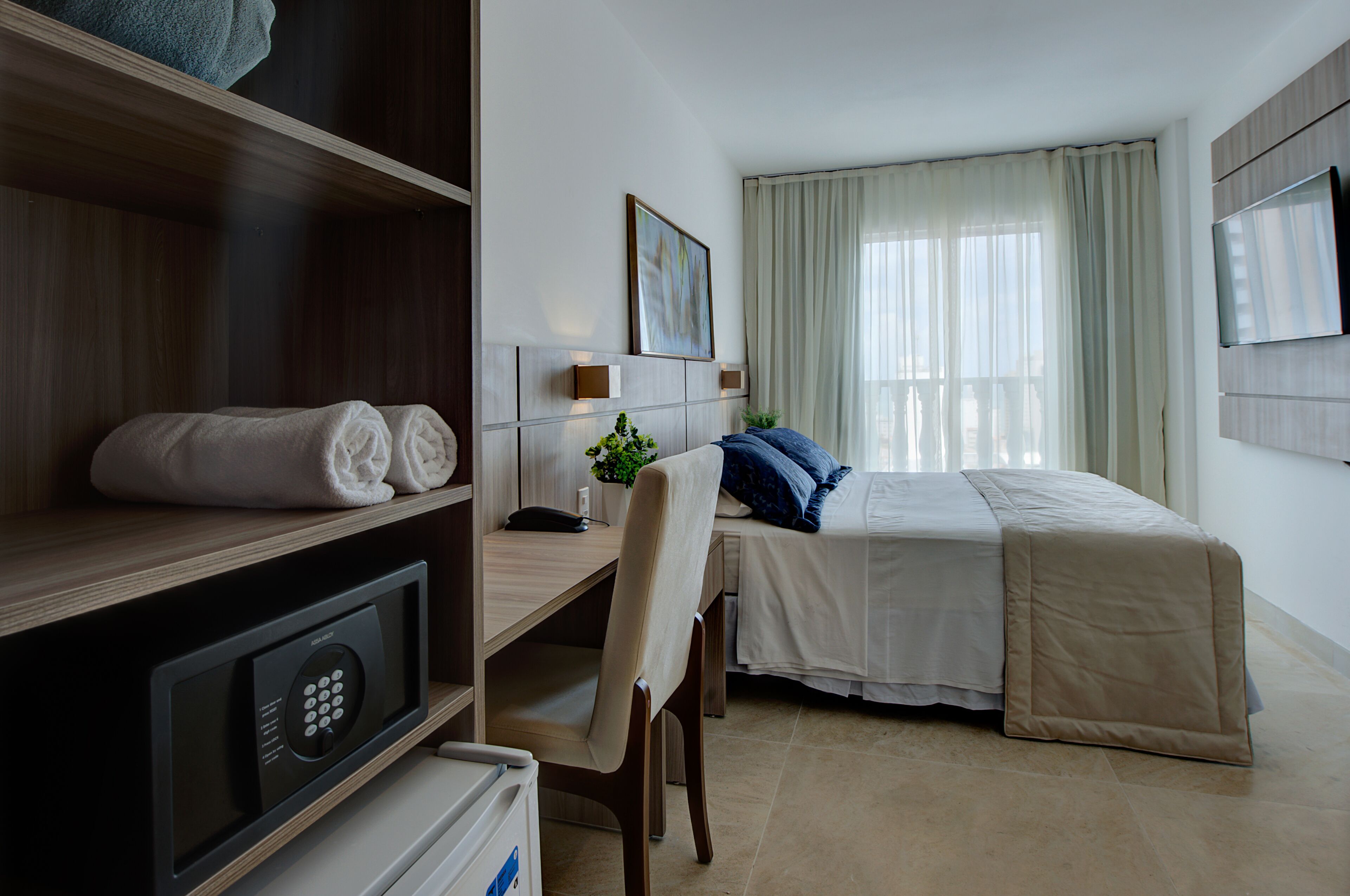 deluxe double room, sea view | minibar, in-room safe, desk, blackout curtains