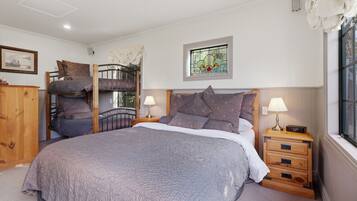 Desk, iron/ironing board, free WiFi, bed sheets