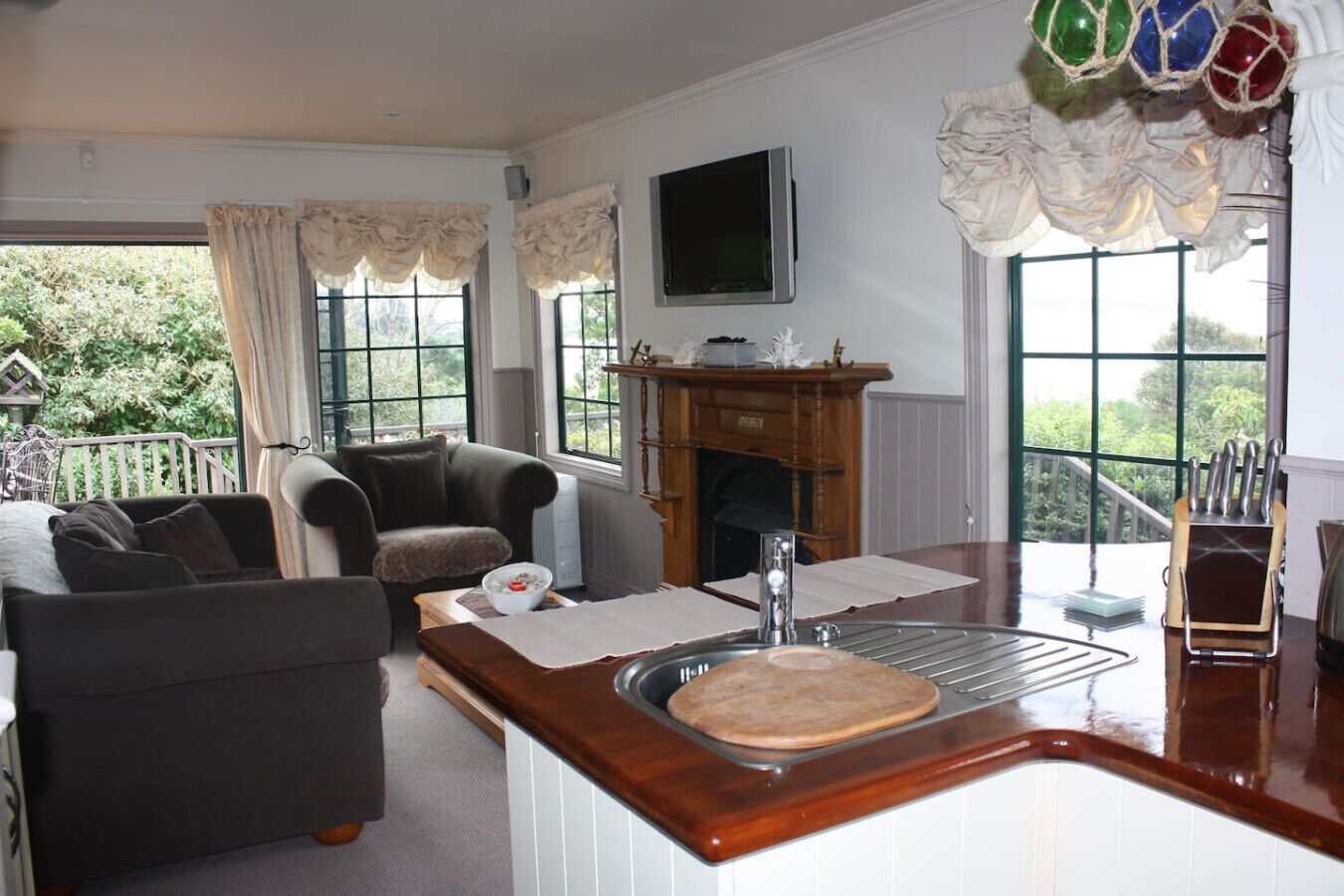 Smart TV, fireplace, stereo