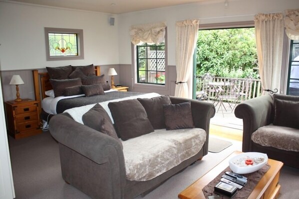 1 bedroom, iron/ironing board, free WiFi, bed sheets - Private Bush Shrouded Seaside Hideaway (Kaka Point)