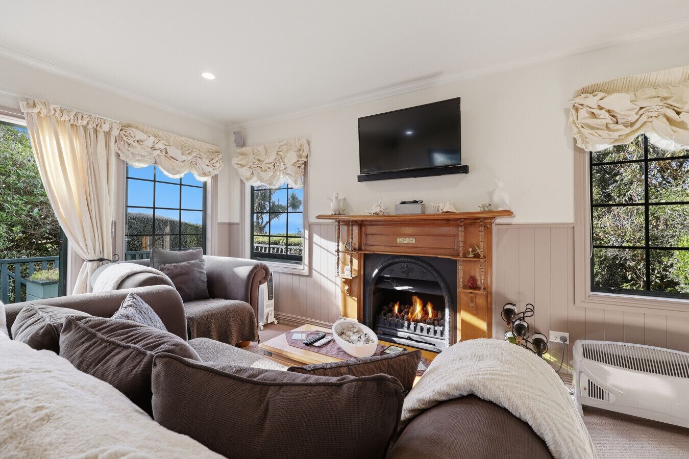 Smart TV, chimenea y estéreo 
