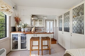 Kühlschrank, Mikrowelle, Herdplatte, Geschirrspüler