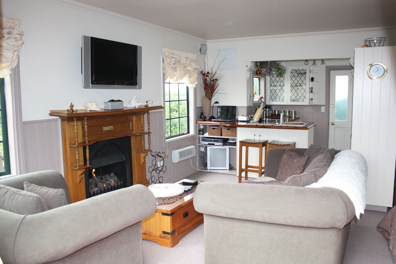 Smart TV, fireplace, stereo