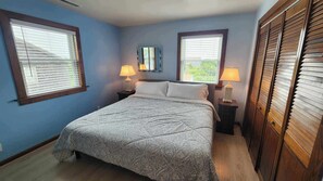 4 عدّة غرف نوم وخدمة الإنترنت وملاءات أسرّة