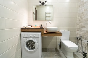 Badewanne, Haartrockner, Handtücher, Seife