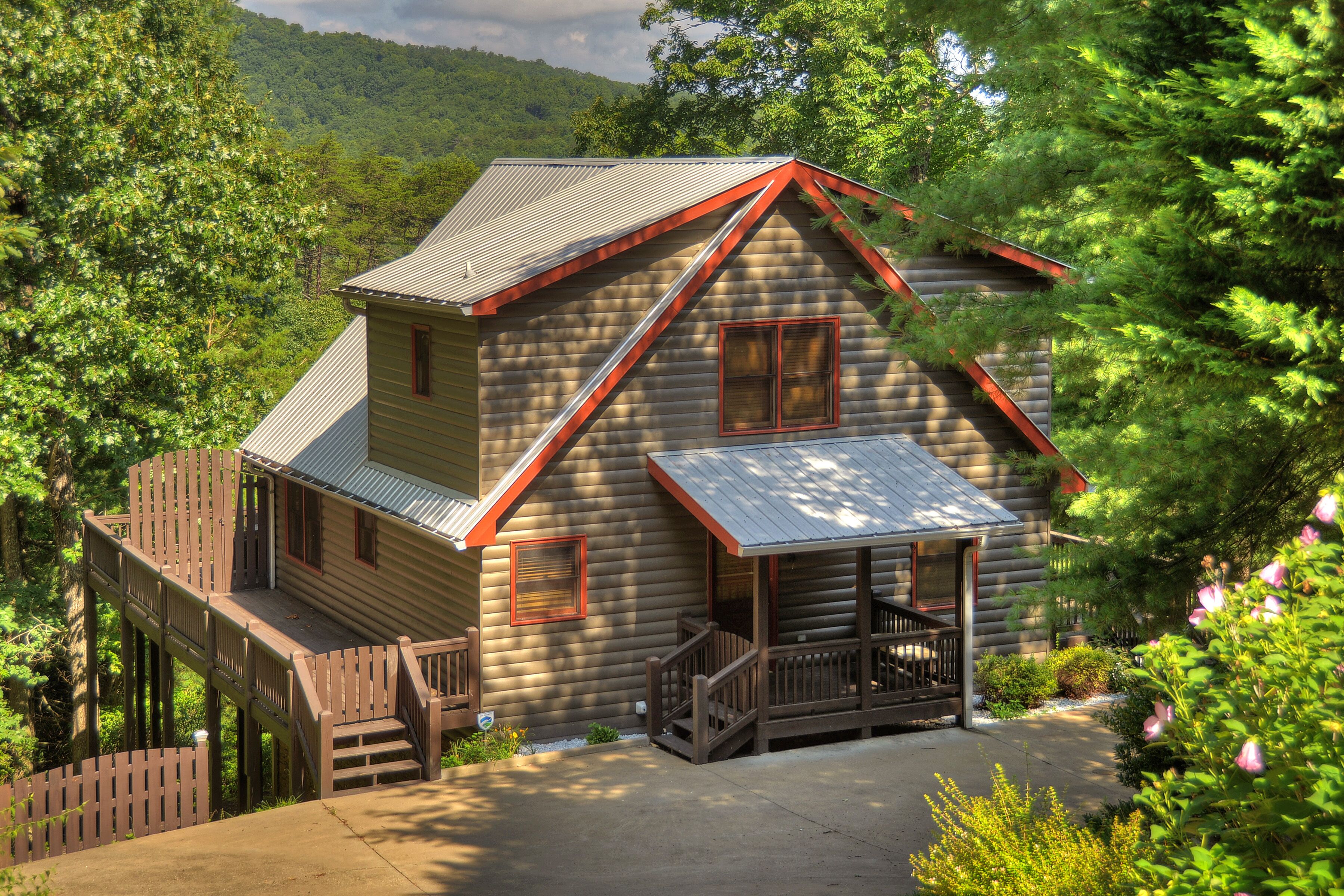 Askaway Retreat: Hot Tub I Close to Downtown I Dog Friendly