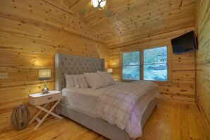 3 slaapkamers, een bureau, een strijkplank/strijkijzer, reisbedje