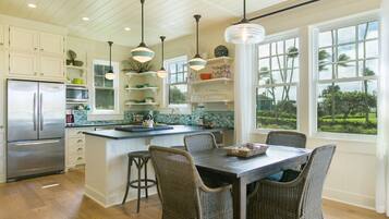 Full-size fridge, microwave, oven, stovetop