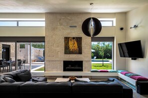 Smart-TV, Kamin, Bücher, Stereoanlage