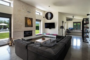 Smart-TV, Kamin, Bücher, Stereoanlage