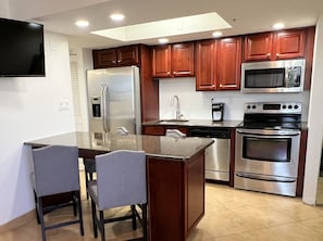 Een koelkast, een microgolfoven, een oven, een kookplaat