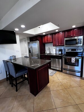 Refrigerador, microondas, horno, placa de cocina