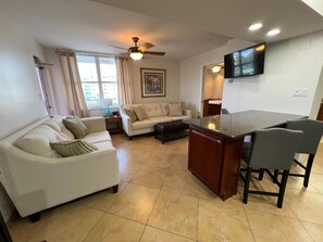 Televisie, een dvd-speler, boeken en een filmbibliotheek