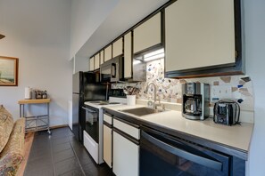 Réfrigérateur, micro-ondes, plaque de cuisson, lave-vaisselle