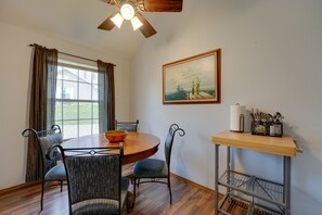 Dining - 3 Mi to Titanic Museum: Branson Condo w/ Fireplace (Branson)
