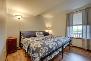 2 bedrooms, iron/ironing board, Internet, bed sheets - 3 Mi to Titanic Museum: Branson Condo w/ Fireplace (Branson)