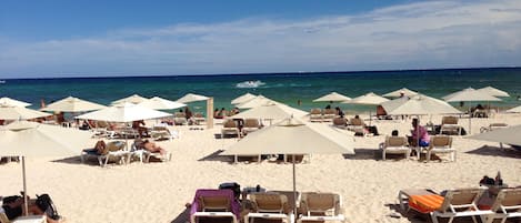 靠近海滩、沙滩毛巾