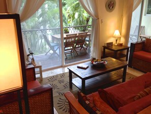 Fernseher, DVD-Player, Bücher, Musikbibliothek