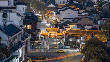 Un paisaje urbano que combina arquitectura tradicional y edificios modernos.