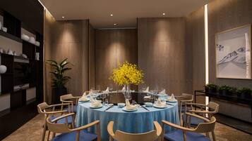 Petit déjeuner, déjeuner et dîner servis sur place