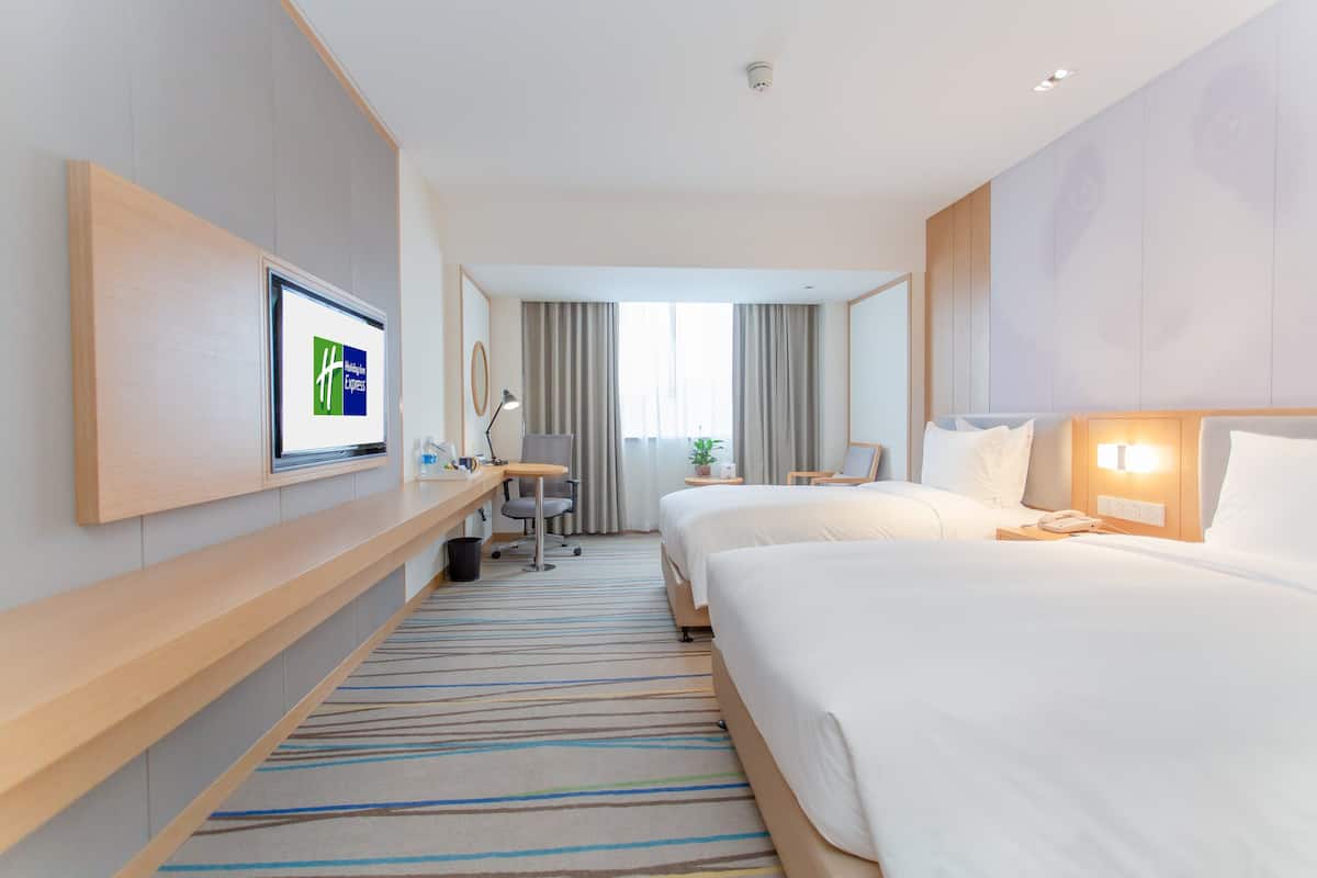 In-room safe, desk, free WiFi
