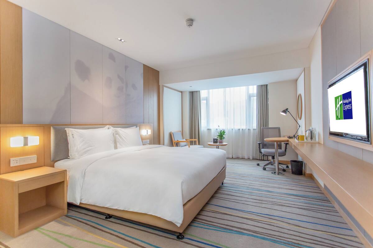 In-room safe, desk, free WiFi