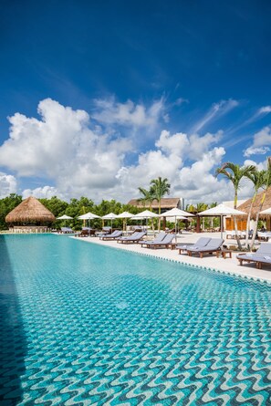 2 outdoor pools