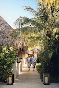 Hot tub, steam room, body treatments, aromatherapy, hot stone massages at Chable Maroma