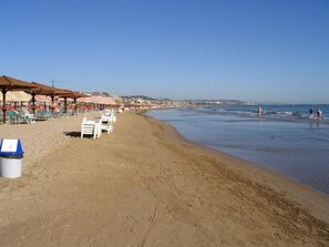 Chaises longues, serviettes de plage