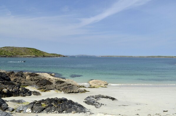 Beach nearby - Cottage 311 Clifden - sleeps 5 guests  in 3 bedrooms (Clifden)