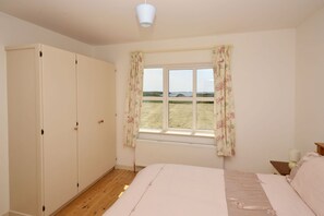 3 bedrooms, iron/ironing board, travel cot, WiFi - Cottage 311 Clifden - sleeps 5 guests  in 3 bedrooms (Clifden)