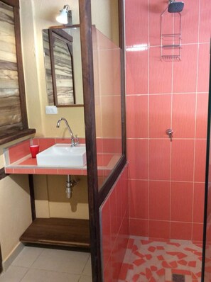 Shower, free toiletries, towels - Barranquero Hotel (Santa Marta)