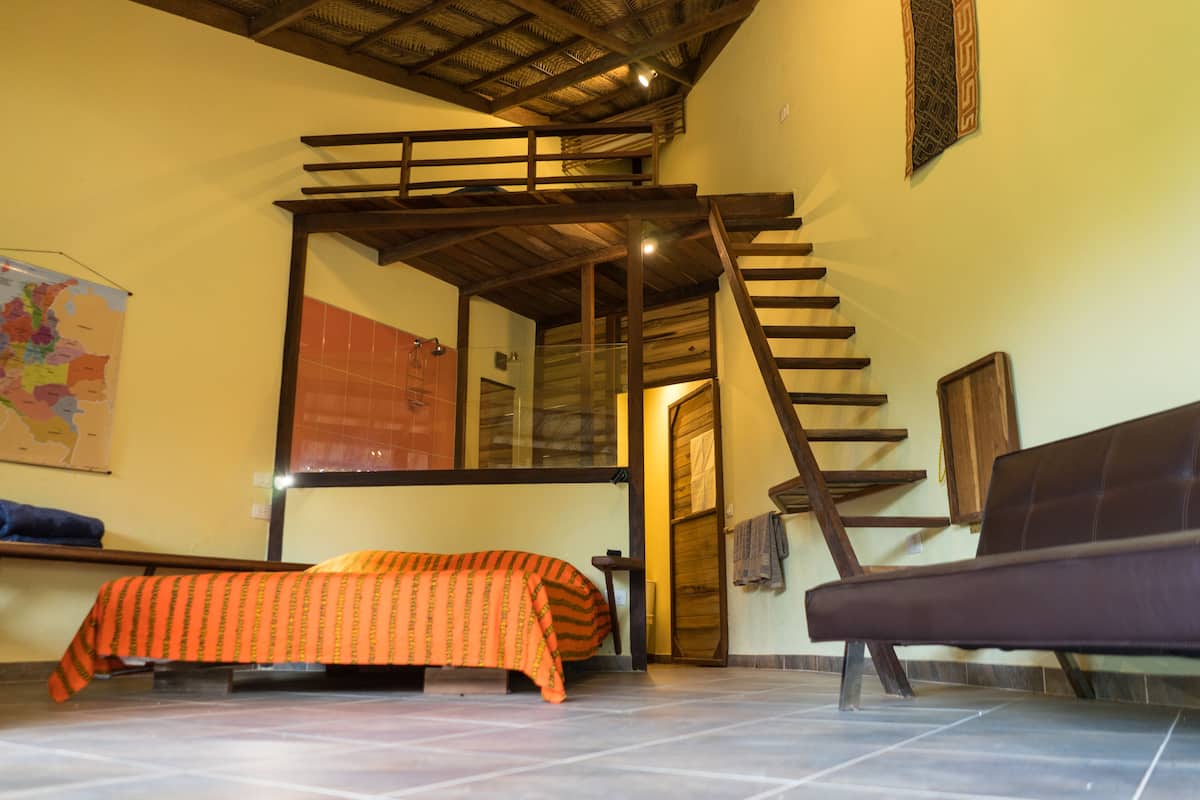 Habitación superior, 1 cama Queen size y sofá cama, patio | Ropa de cama de alta calidad y decoración personalizada