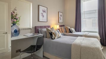 2 slaapkamers, een bureau, een strijkplank/strijkijzer, gratis wifi