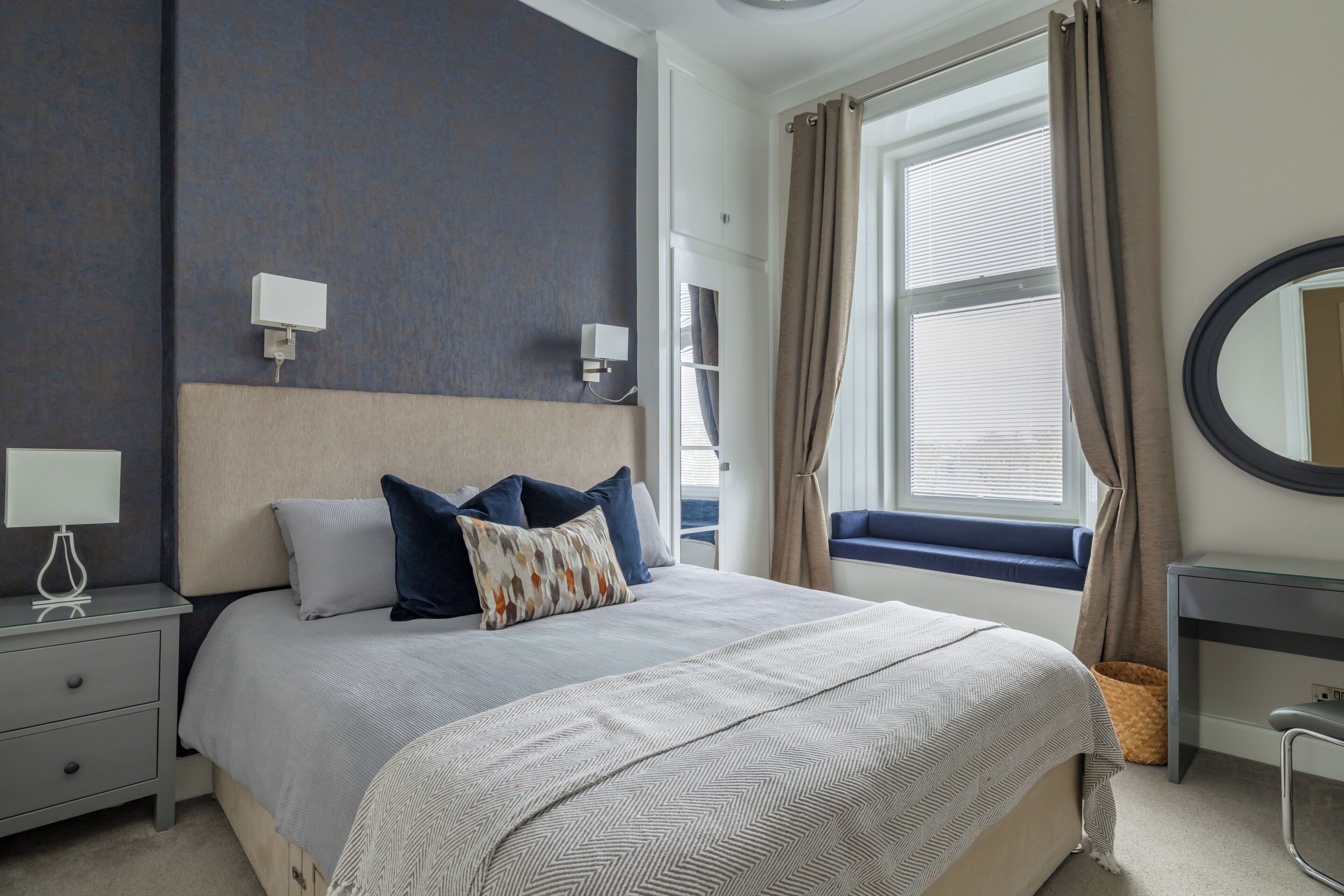 2 slaapkamers, een bureau, een strijkplank/strijkijzer, gratis wifi