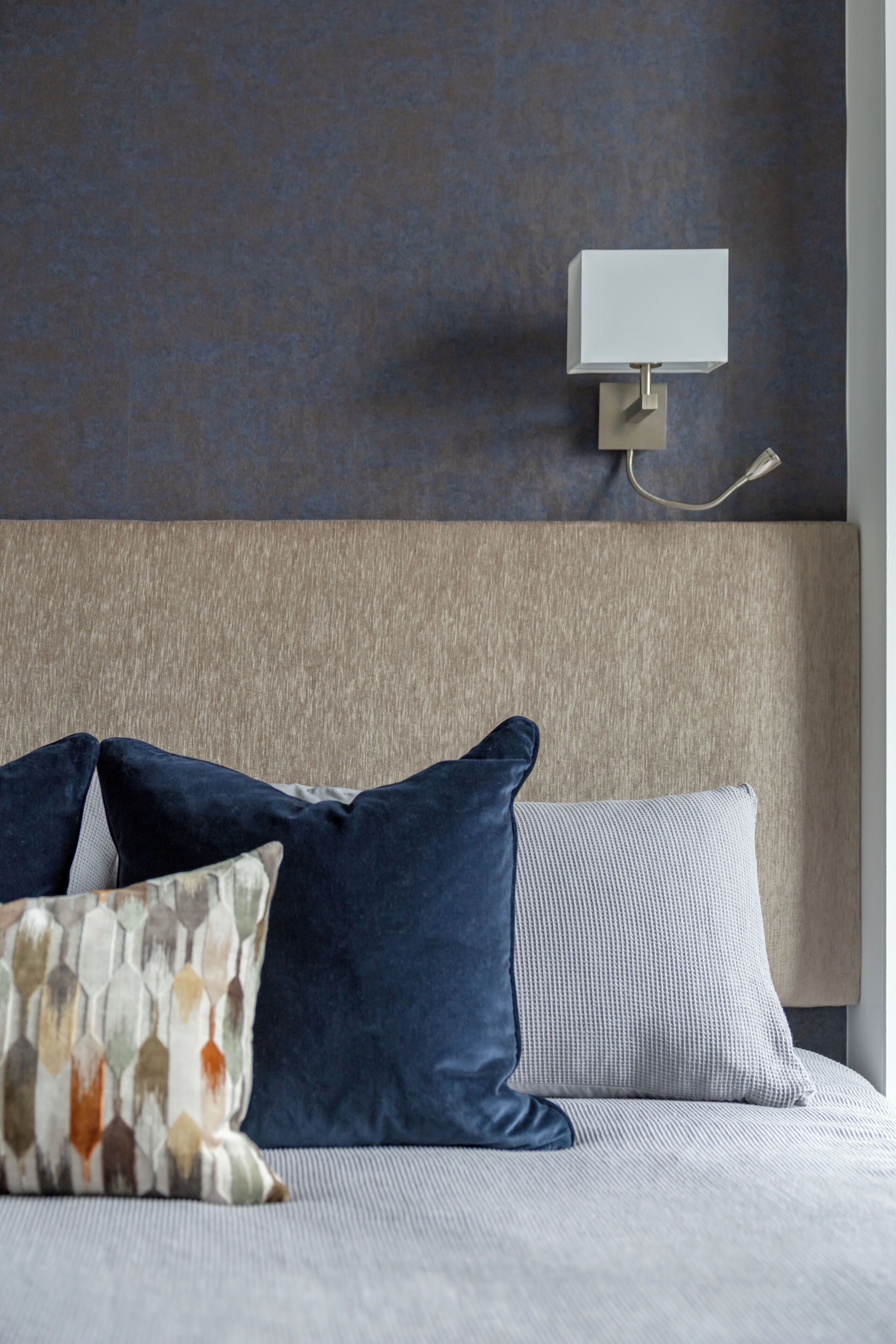 2 quartos, escrivaninha, ferros/tábuas de passar roupa