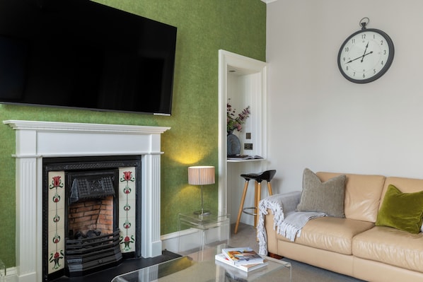 Smart TV y chimenea 