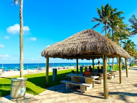 Una playa cerca, arena blanca, sillas reclinables de playa, sombrillas