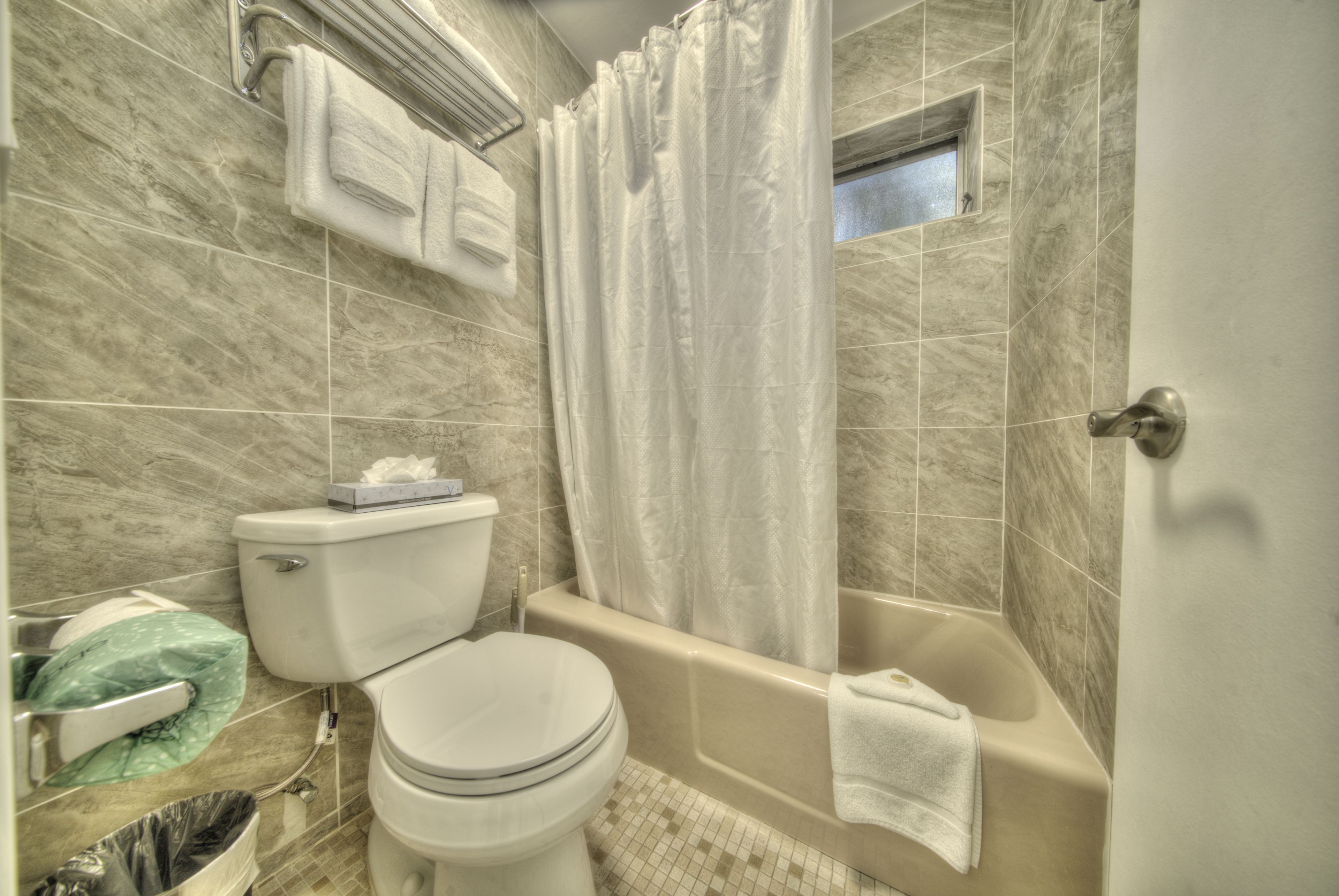 deluxe studio, 1 king bed, kitchen | bathroom | combined shower/bathtub, deep-soaking bathtub, free toiletries