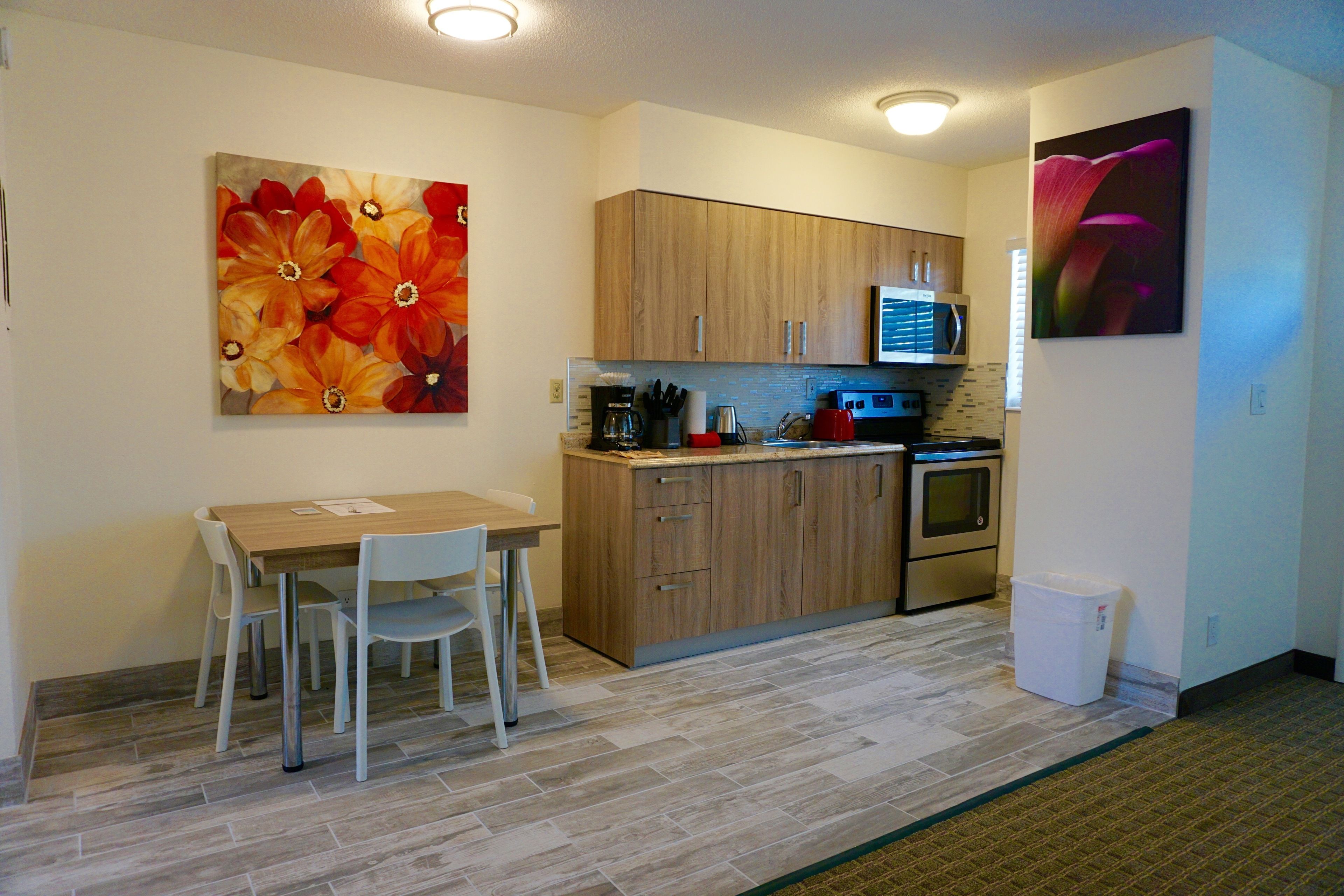 deluxe apartment, 1 bedroom | private kitchen | microwave, coffee/tea maker, electric kettle