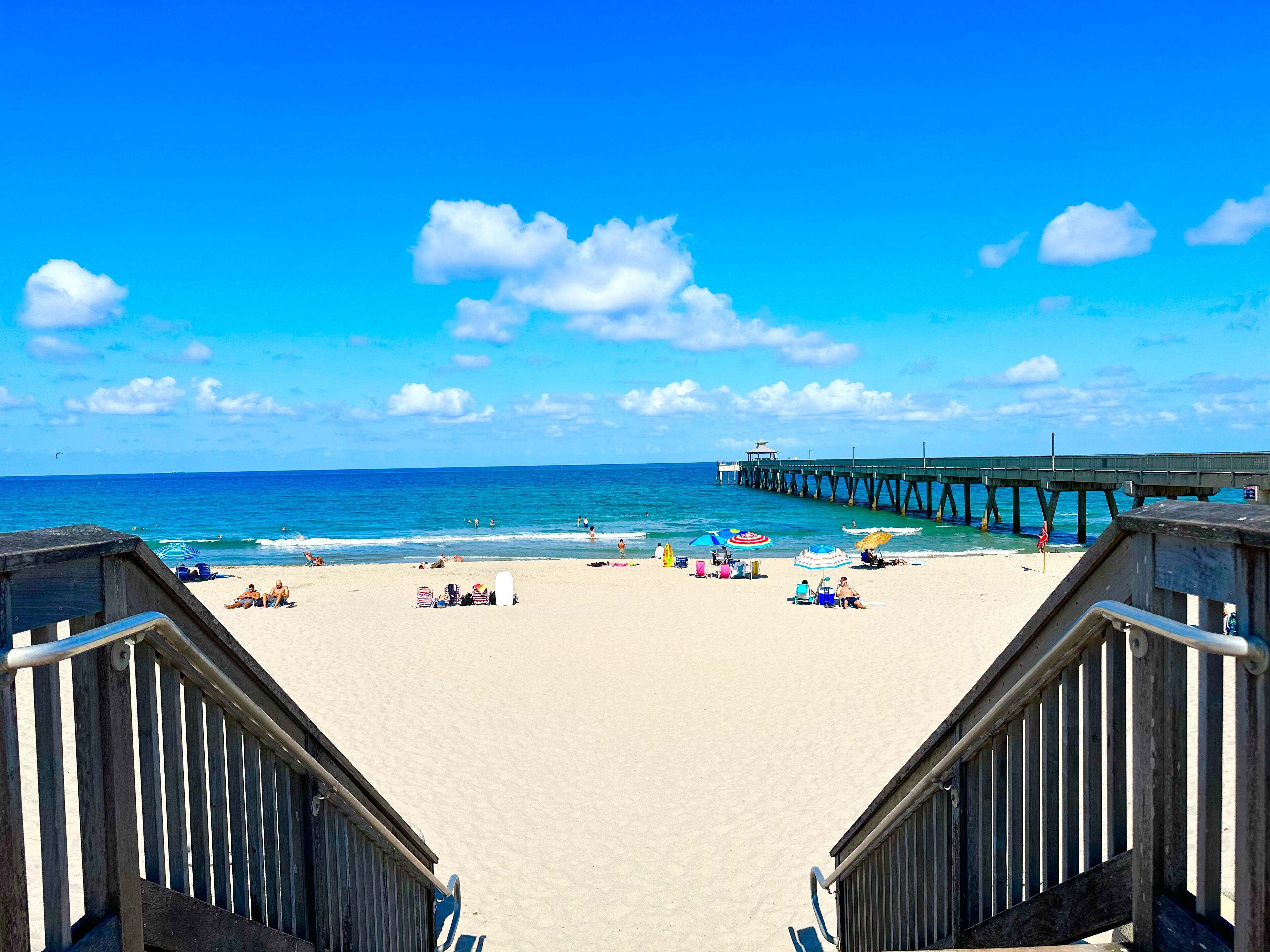 beach nearby, white sand, sun-loungers, beach umbrellas