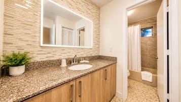 Deluxe Studio, 1 King Bed, Kitchen | Bathroom | Combined shower/bathtub, deep-soaking bathtub, free toiletries