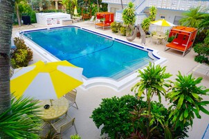 Una piscina al aire libre, una piscina climatizada