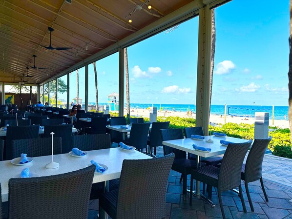 Beach bar - Club Lux Resort By the Beach (Deerfield Beach)